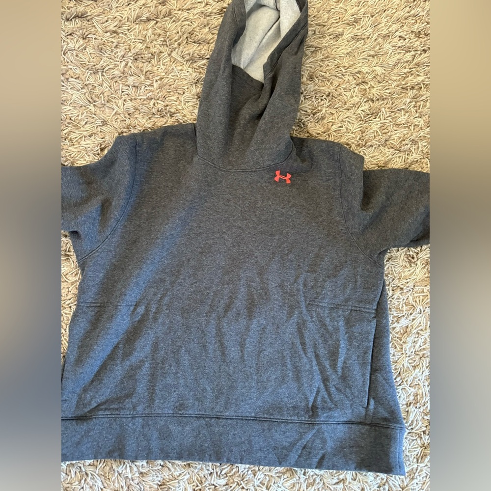 Cropped Excellent never worn under Armour hoodie.. Modern neck. Hood.